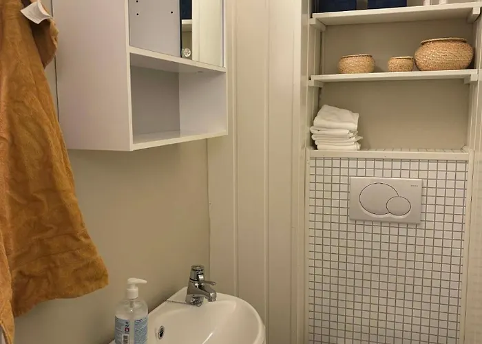 Northern Lights 2 Bedroom Apt, Heated Floors, Sleeps 6 *